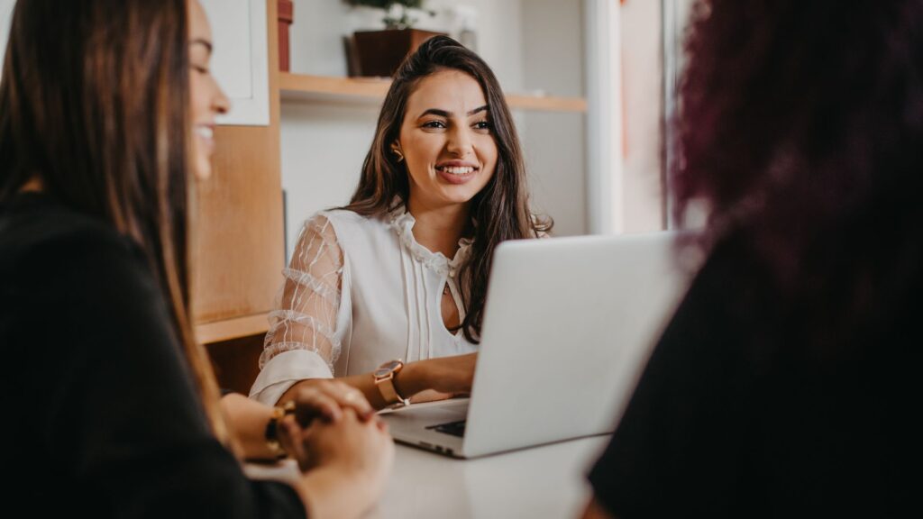 Descubra como as avaliações no Google influenciam a escolha de fornecedores rurais e ajudam a garantir qualidade e confiabilidade nos serviços.
