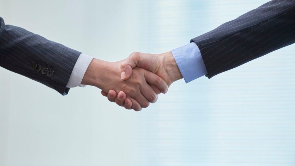 Descubra como avaliações online podem superar objeções em negociações B2B no agro e impulsionar suas vendas com confiança.